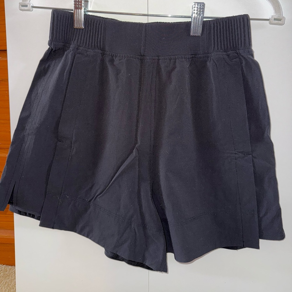 LULULEMON STRECH WOVEN RELAXED FIT HIGH RISE SHORT 4”